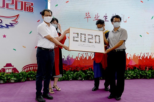 1593073477470082955.jpg 林元华老师和杨志刚老师代表学院接收同学的礼物.jpg