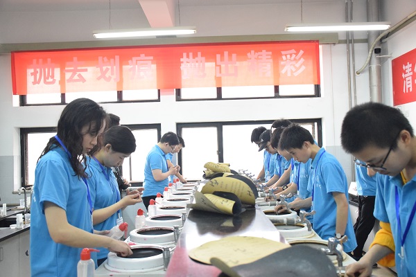 1558600125199043420.jpg 20190523选手在进行磨光、抛光步骤.jpg