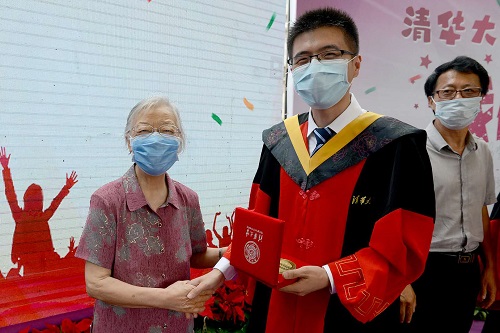 1593073367641000306.jpg 颁发毕业纪念章2.jpg