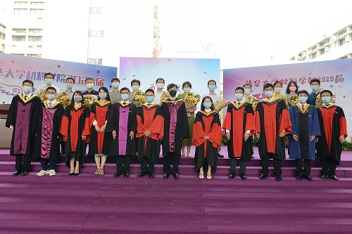 1593073564519014536.jpg 毕业生代表向老师献花.jpg