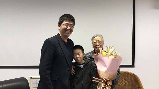 1527236828307041879.jpg 朱静院士(右1)和曾经的学生钟虓龑老师(左1).jpg