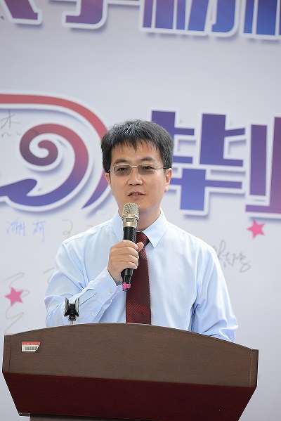 1593072552904051641.jpg 沈洋老师主持毕业典礼.jpg